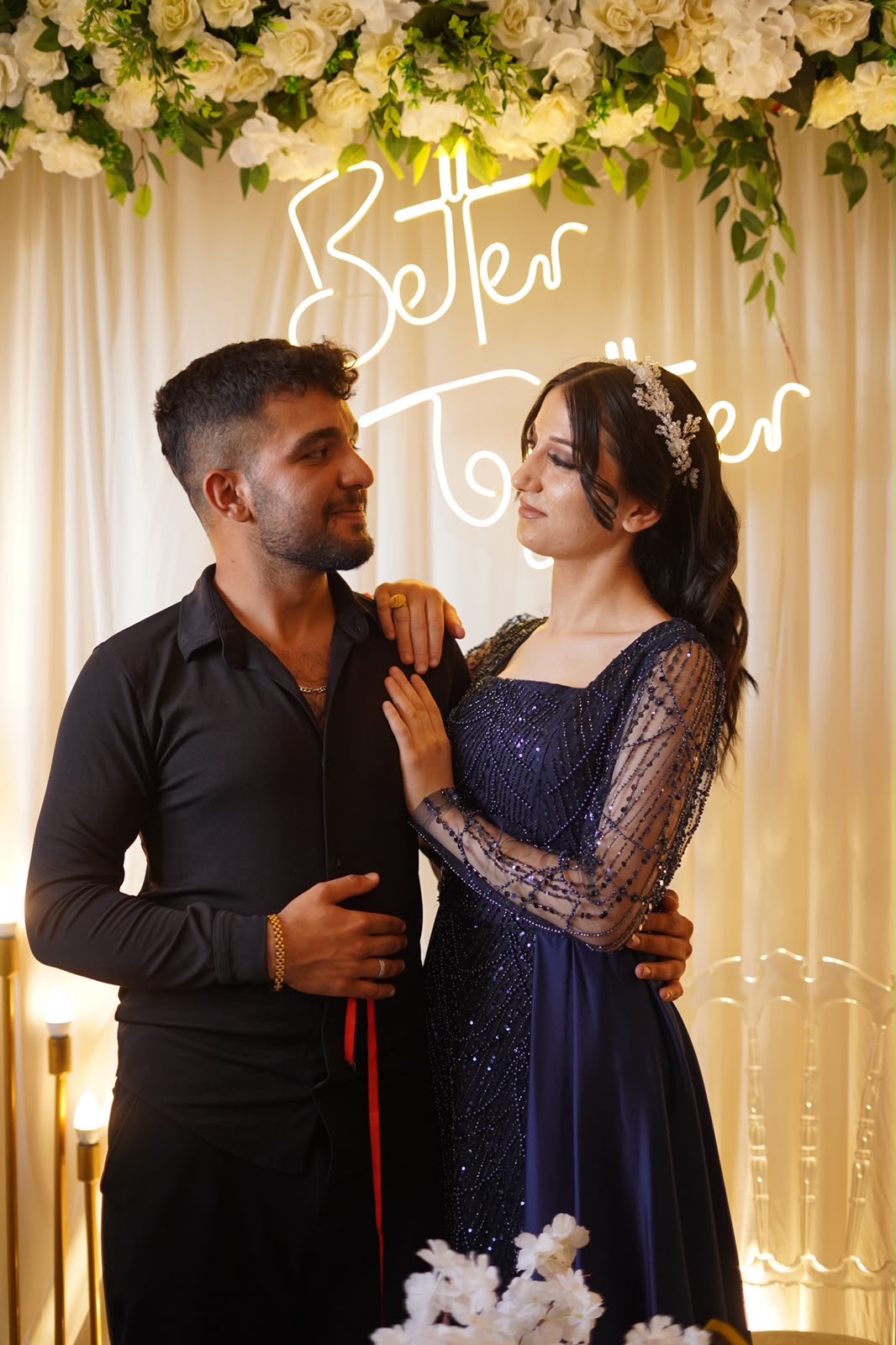 Hatice ve Halit'in birbirlerine sevgiyle baktığı fotoğraf